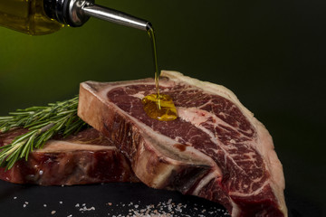 стейк из мраморного мяса с розовой солью, розмарином,...