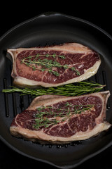 стейк из мраморного мяса с розмарином в сковородке - гриль 