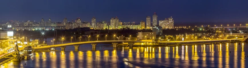Deurstickers Kiev (Kiev) stad, de hoofdstad van Oekraïne & 39 s nachts naast de rivier de Dnipro (Dnjepr) met reflectie in water © bilanol