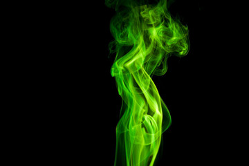 Obraz premium Green smoke on black background