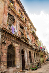 Obraz premium Decadent buildings in the streets of old Havana