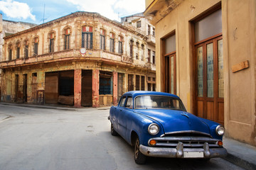 Fototapeta na wymiar Old classic car parked on a street in old Havana
