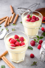 Vannila berries pudding