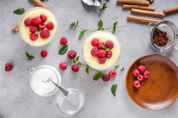 Vannila berries pudding