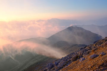 Obraz premium Beautiful sunrise over mountain ridge