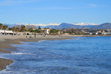 Plage de Villeneuve Loubet et montagnes enneigées du Mercantour, cote d'Aur, France