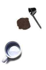 커피 머그컵 커피가루 흰색 배경
