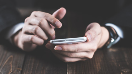 スマートフォンを操作する男性