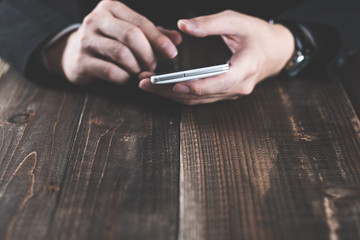 スマートフォンを操作する男性