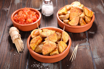 tapast, patatas bravas