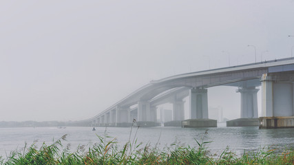 朝霧の中の琵琶湖大橋