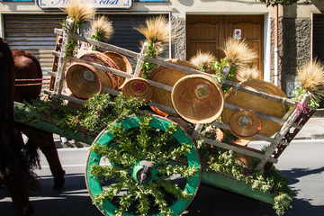 SELARGIUS, ITALIA -  SETTEMBRE 14, 2014: Antico sposalizio selargino, carro tradizionale sardo -...