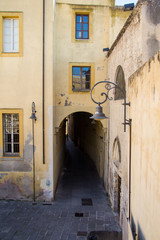 Obraz premium CAGLIARI, ITALIA - MARZO 31, 2015: Processione religiosa della Settimana Santa, architetture del quartiere castello - Sardegna