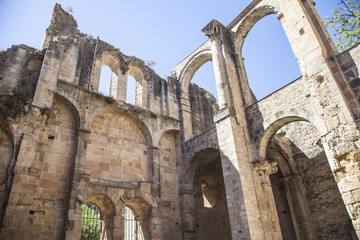 Les ruines d'une église dans la région de Carcassonne