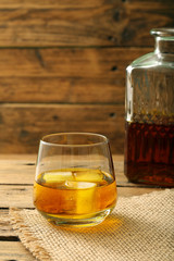 bevanda alcolica bicchiere con wisky o wiskey su sfondo di legno rustico