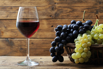 bicchiere di vino rosso su sfondo rustico