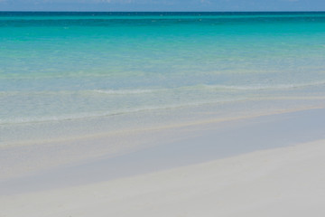 Fototapeta na wymiar Weißer Sand und Türkises Wasser am Karibik Strand auf Kuba Varadero