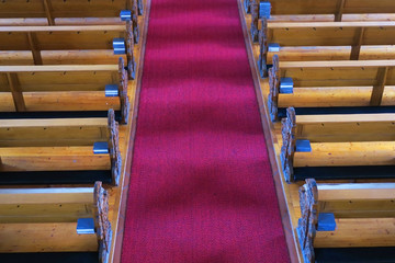 Kirchenbänke und roter Teppich