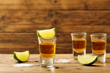 bevanda alcolica tre shot su tavolo rustico