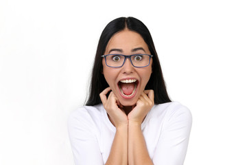 Hübsche Frau mit Brille begeistert