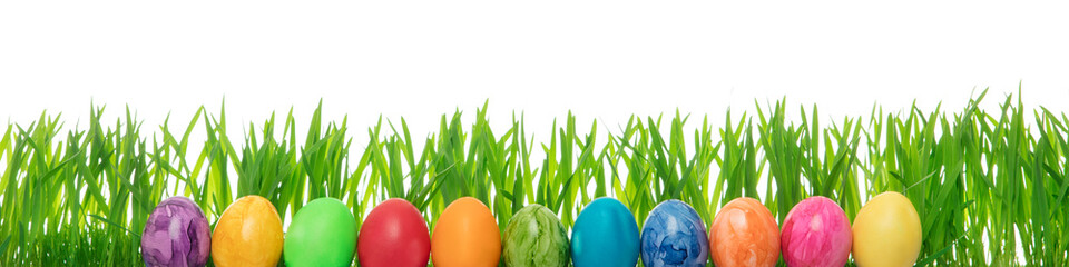 Viele bunte Ostereier vor Ostergras, Konzept Ostern, Panorama