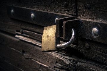 Porta chiusa con lucchetto