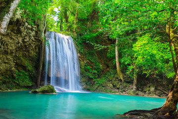 cascade dans la forêt tropicale où se trouve le parc national de Thaïlande