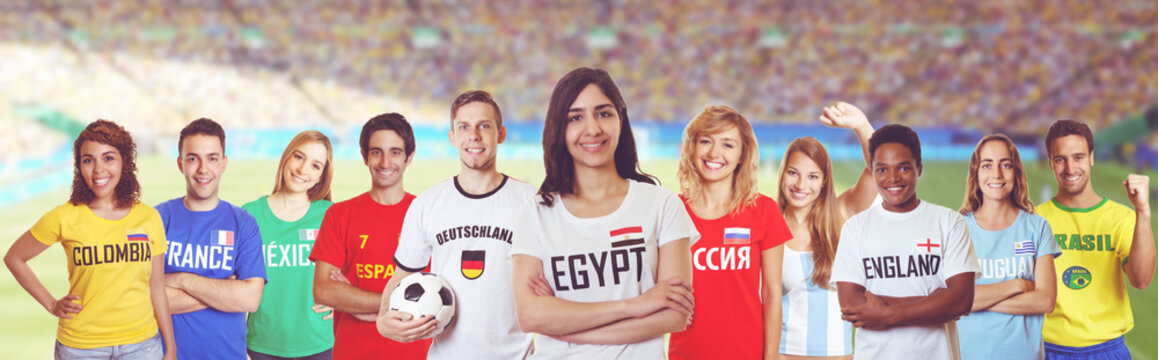 Ägyptischer Fussball Fan mit Gruppe internationaler Fans
