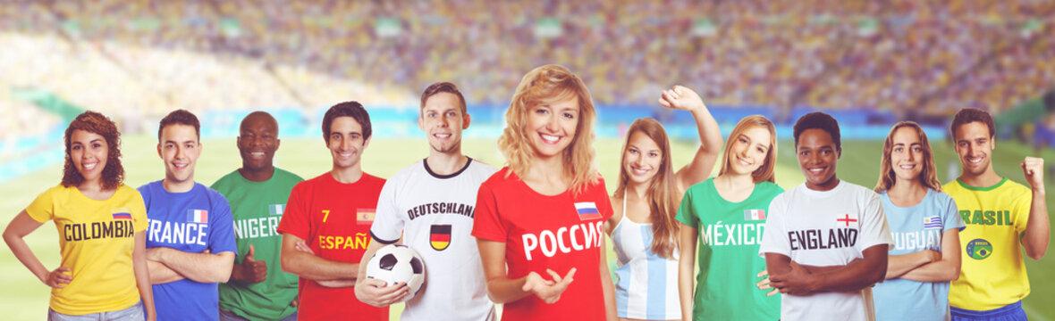 Sympathischer russischer Fussball Fan mit Gruppe internationaler Fans
