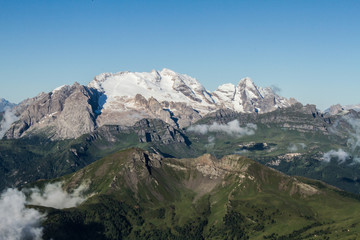 Fototapeta na wymiar Sentiero Armentarola tra le Dolomiti (Trentino Alto Adige, Italia)