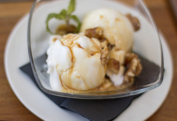 Yogurt ice cream with caramel and dried fruit.