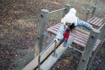 Fototapeta premium 公園で遊ぶ女の子