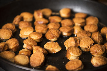 Currywurst in der Pfanne braten