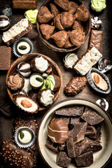Obraz na płótnie Canvas Chocolate candies in a bowls.