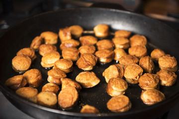 Currywurst in der Pfanne braten