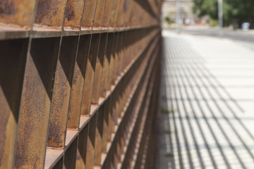 valla de hierro en el lateral del hipódromo romano de Mérida, España