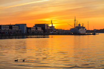Fototapeta na wymiar Sonnenuntergang im Stadthafen von Rostock
