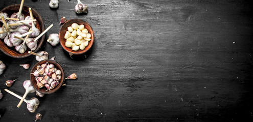 Fresh garlic in wooden bowls.