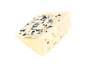 quartier de fromage bleu au lait de vache sur fond blanc