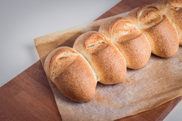 Frischgebackenes Frühstücksbrot auf Backpapier