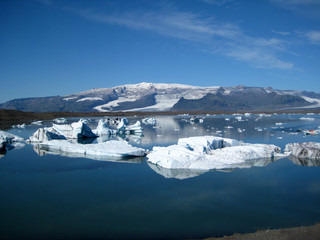 Blick auf einen Vulkan im Hintergrund der Gletscherlagune Jökulsárlón im Osten Islands