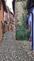 Kopfsteinpflastergasse in Reichenweier (Riquewihr) im Elsass 