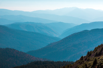 Obraz premium Iconic low altitude mountains view at morning against sunlight