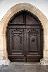 Fototapeta na wymiar ancient wooden door with knocker and closing mechanism