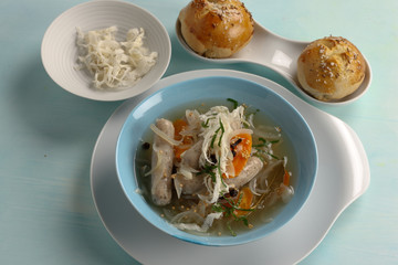 Bayrische Gemüsesuppe mit Weißwurst und Meerrettich