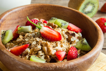 granola with fresh fruits