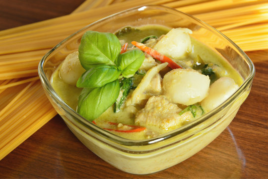 Green curry soup with fish ball and chicken