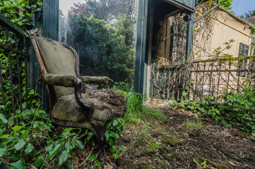 sessel auf terrasse mit spiegel in villa