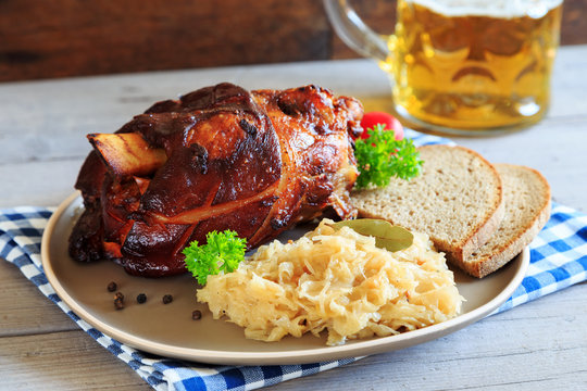 Schweinshaxe mit Sauerkraut