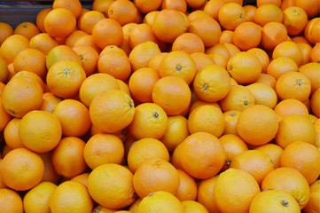 many oranges at market
